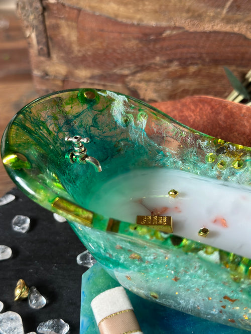Funkelnde Mini-Badewanne – Handgefertigtes Resin-Kunstwerk mit Golddetails