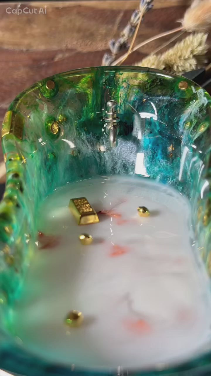 Funkelnde Mini-Badewanne – Handgefertigtes Resin-Kunstwerk mit Golddetails